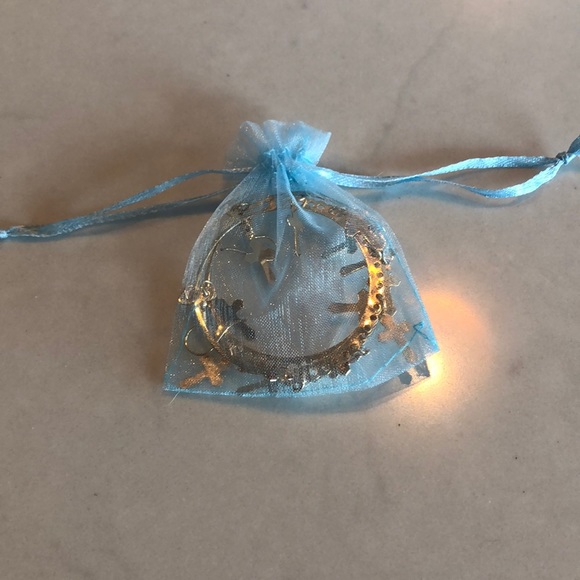 Beautiful chandelier earrings with cross detail - Picture 5 of 5